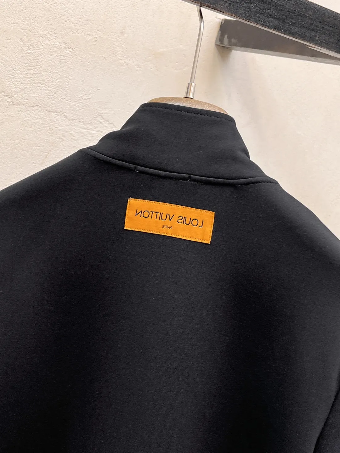 🅿️720 [LV Louis Vuitton] hot-selling suit is coming. Focus on the original version of the official website. 2025 new hot-selling cardigan and sweatshirt suit. The original order is the best. 🇭🇰The meticulous work of top designers. It has a fitting and perfect upper body effect. All-natural high-quality Tencel Roman cotton 100%, close-fitting comfort, noble and elegant! Original hardware embodies elegance and nobility! Counter size: M-3XL (maximum wear up to 190 pounds)
